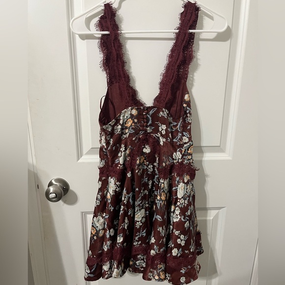 URBAN OUTFITTERS Tiffany Lace Mini Dress Burgundy Size XS‎ NWT - Picture 5 of 7